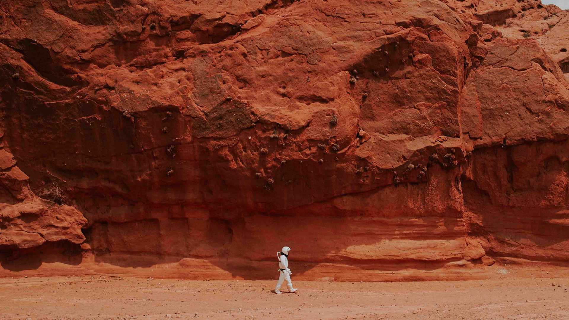 Astronaut in Marslandschaft