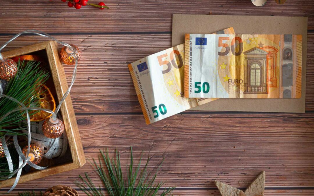 Geldgeschenke sind immer eine gute Idee. Zwei 50-Euro-Scheine auf einem Geschenk.