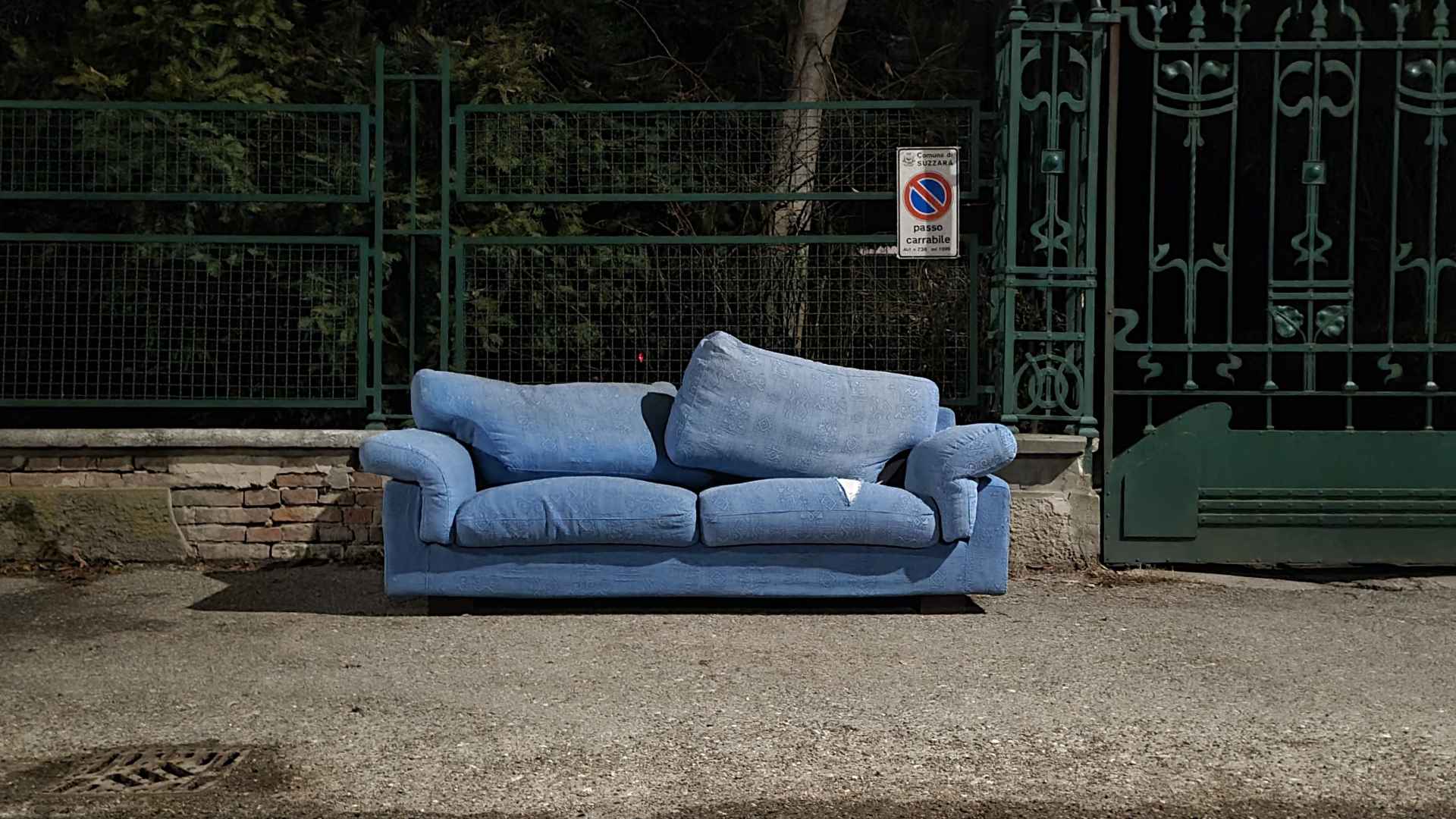 Altes Sofa, dass nicht mehr zum Verkauf auf Secondhand-Plattformen taugt.
